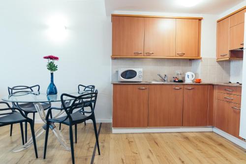 Almog Beach Apartments מגדלי חוף הכרמל חיפהにあるキッチンまたは簡易キッチン
