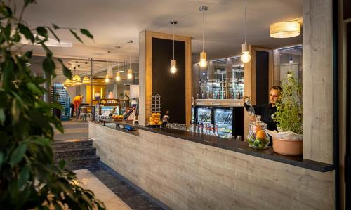 un homme debout au bar d'un restaurant dans l'établissement Sunny Krk by Valamar, à Krk