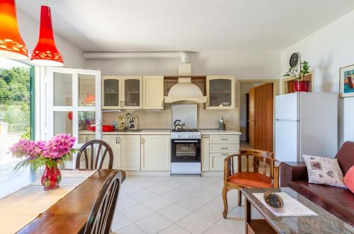 kuchnia i salon ze stołem i lodówką w obiekcie Vacation House Marija, Korčula w Korčuli