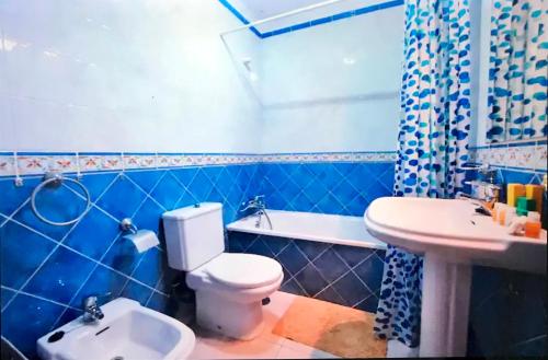 Baño azul con aseo y lavamanos en Blue Ocean, en Lajita