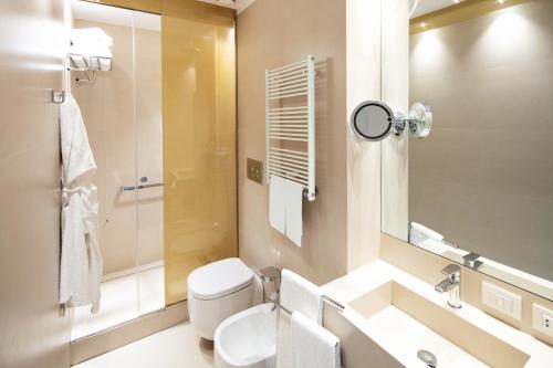 a bathroom with a sink and a toilet and a mirror at Palazzo Barocci in Venice