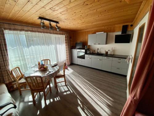 kuchnia i jadalnia ze stołem i krzesłami w obiekcie Posthof 37 w mieście Kitzbühel