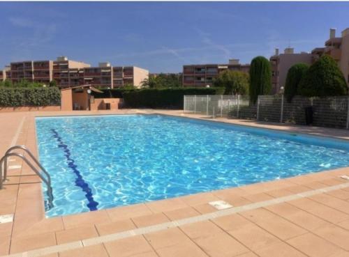 - une grande piscine bleue au-dessus d'un bâtiment dans l'établissement Peaceful Seaview Apartment with Beach & Pool Access, Air Conditioning, à Bormes-les-Mimosas