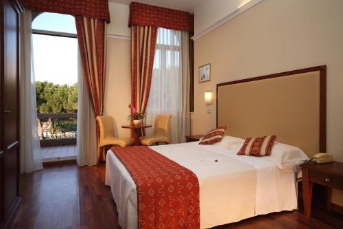Un pat sau paturi într-o cameră la Villa Adriatica Ambienthotels