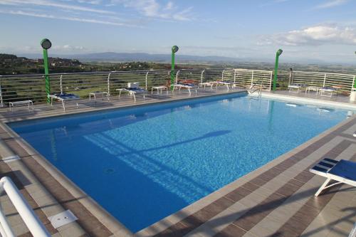 una gran piscina en la parte superior de un edificio en Hotel President, en Chianciano Terme