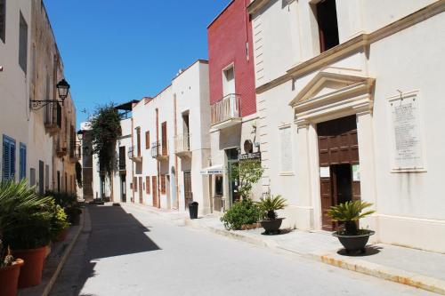 an empty street with buildings and potted plants at Mare E Timo in Marettimo