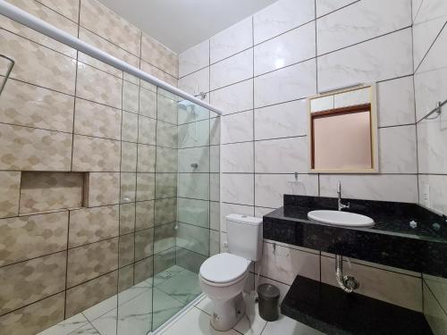ボンビーニャスにあるMiragem de Bombinhas DUOのバスルーム(トイレ、洗面台、シャワー付)