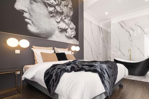 - une chambre noire et blanche avec un lit et une baignoire dans l'établissement Legend Majestic - Baignoire chaussure - TV Miroir - Parking Privé GRATUIT, à Mâcon