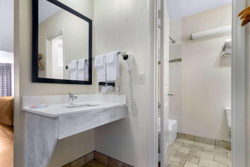 Kúpeľňa v ubytovaní Econo Lodge Inn & Suites at the Convention Center