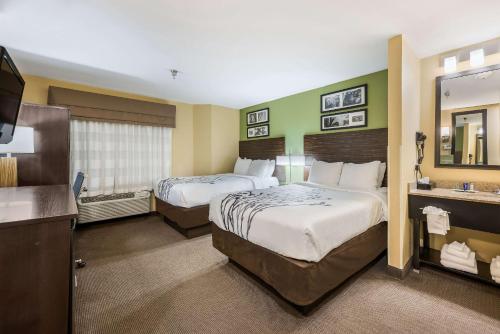 Habitación de hotel con 2 camas y baño en Sleep Inn Oxford Anniston I-20, en Oxford