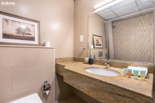 Ένα μπάνιο στο bnbmehomes - Great Value Spacious Apartment w Moden Furniture - 103
