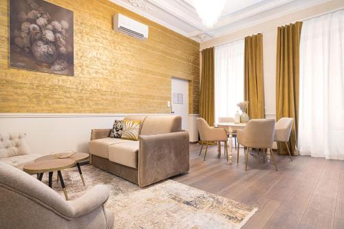 sala de estar con sofá y mesa en Legend Majestic - Parking Privé- Climatisation - Gare - Centre Ville, en Mâcon