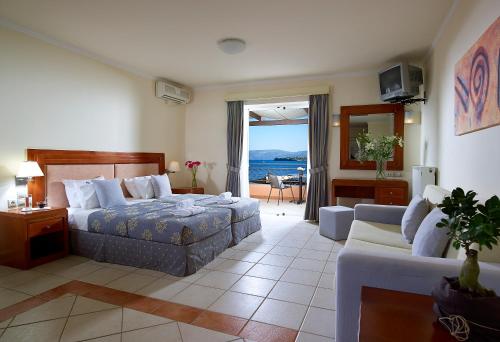 Postel nebo postele na pokoji v ubytování Avantis Suites Hotel
