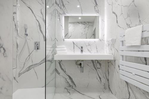 Photo de la galerie de l'établissement Legend Majestic - Parking Privé GRATUIT- Climatisation - Gare - Centre Ville, à Mâcon