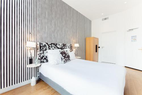 The Originals Boutique, Hôtel Le Lion, Clermont-Ferrandにあるベッド