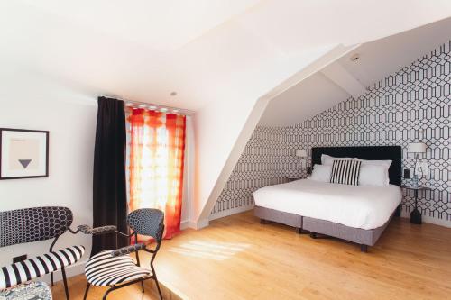 The Originals Boutique, Hôtel Le Lion, Clermont-Ferrandにあるベッド