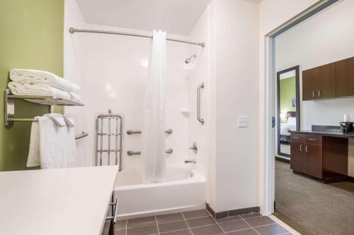 Sleep Inn & Suites Park City-Wichita North tesisinde bir banyo