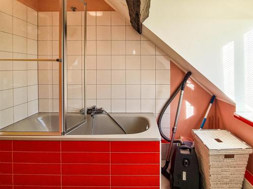 a bathroom with a bath tub in a room at Cosy'Appart - LE GERVAIS in Rouen