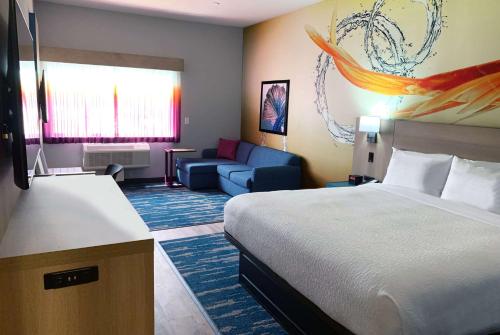 La Quinta Inn & Suites by Wyndham San Antonio Seaworld LAFB Image