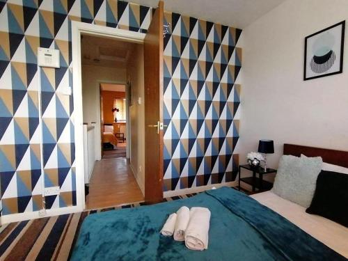 um quarto com uma cama com duas toalhas em DaFolSuite Luxury Stay - Free WiFi with Netflix Entertainment em Tilbury