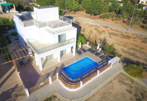 Exceptional Large Villa, Private Heated Pool, Complete Privacy, Prime Location