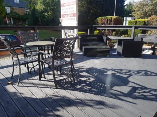 eine Gruppe von Stühlen und Tischen auf einer Terrasse in der Unterkunft The Lismore Hotel in Banbury