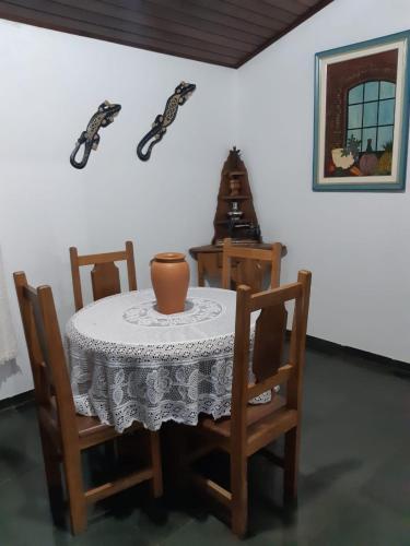 a table with a vase sitting on top of it at Casa de Campo "Recanto Céu Azul" in Guararema