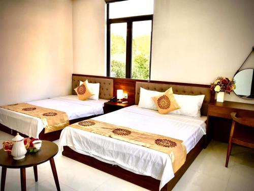 Ліжко або ліжка в номері Hotel Hạnh Phúc