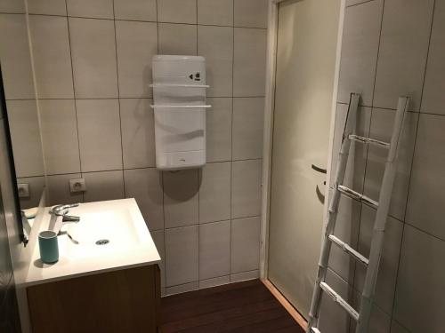 a bathroom with a sink and a shower with a ladder at Appartement Montgenèvre, 3 pièces, 6 personnes - FR-1-445-6 in Montgenèvre