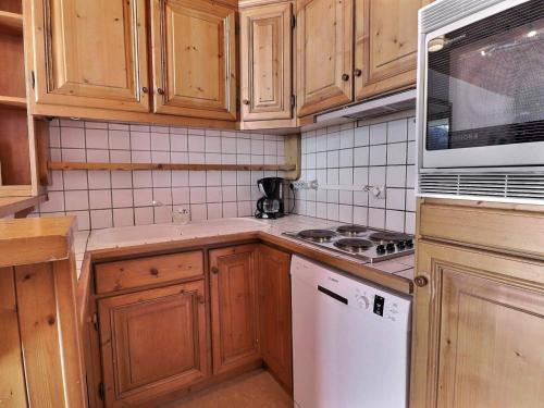 Appartement Méribel, 2 pièces, 5 personnes - FR-1-182-12にあるキッチンまたは簡易キッチン