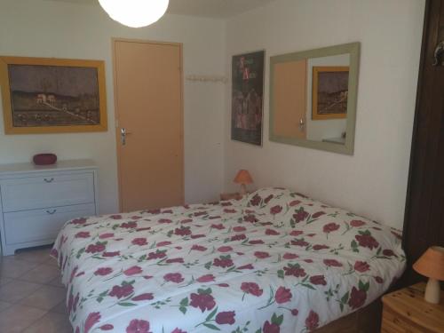 sypialnia z łóżkiem z kołdrą kwiatową w obiekcie Appartement Montgenèvre, 2 pièces, 6 personnes - FR-1-445-54 w mieście Montgenèvre