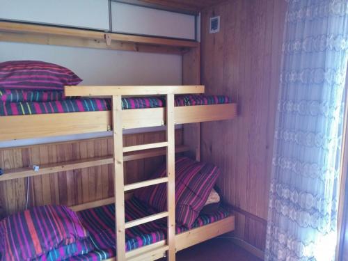 a bunk bed room with two bunk beds at Studio Montgenèvre, 1 pièce, 4 personnes - FR-1-445-90 in Montgenèvre