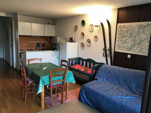 Appartement Montgenèvre, 3 pièces, 6 personnes - FR-1-445-91にあるシーティングエリア