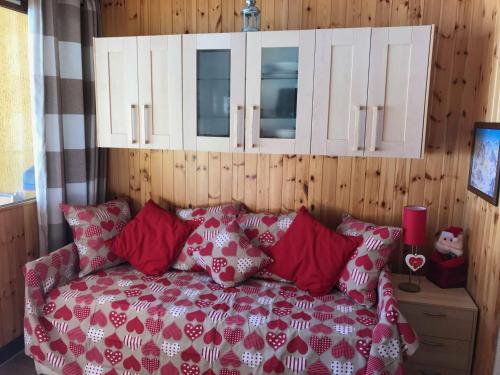 モンジェネヴルにあるAppartement Montgenèvre, 2 pièces, 4 personnes - FR-1-445-123のベッドルーム1室(赤と白の枕が備わるベッド1台付)