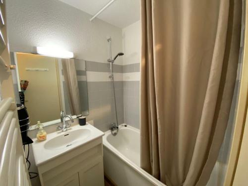 Appartement Montgenèvre, 2 pièces, 4 personnes - FR-1-445-159 في مونجينيفر: حمام مع حوض وستارة دش