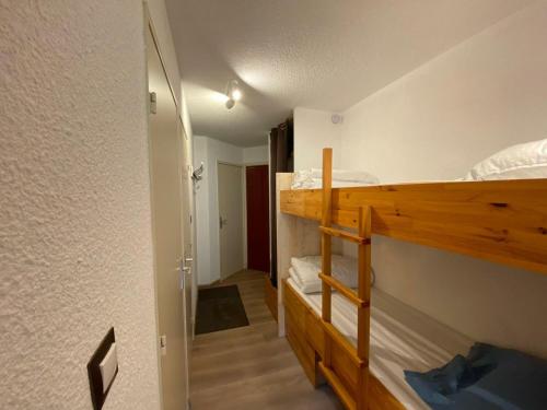 Bunk bed o mga bunk bed sa kuwarto sa Appartement Montgenèvre, 2 pièces, 4 personnes - FR-1-445-159