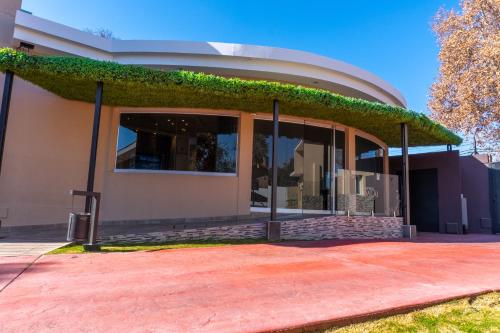 a building with ivy growing on the side of it at Hotel Dalai in Mendoza