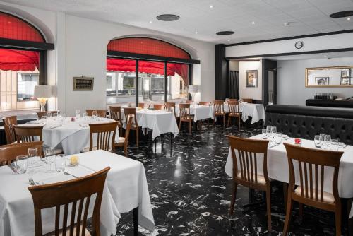 ห้องอาหารหรือที่รับประทานอาหารของ Hôtel des Alpes