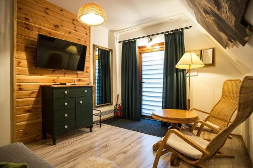 Μια τηλεόραση ή/και κέντρο ψυχαγωγίας στο Apartamenty Magiczny Kącik