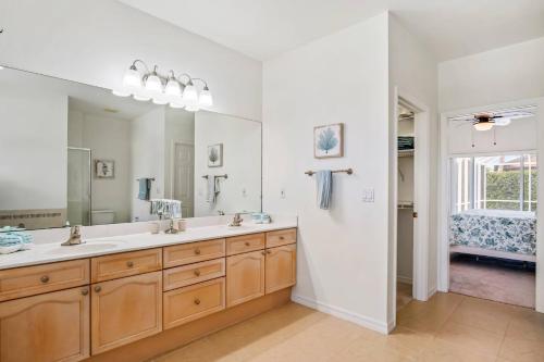 een badkamer met twee wastafels en een grote spiegel bij Tahiti House in Marco Island