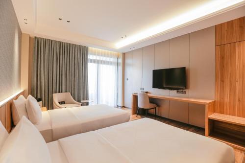 Ліжко або ліжка в номері Hotel Casiana Tagaytay Managed by HII