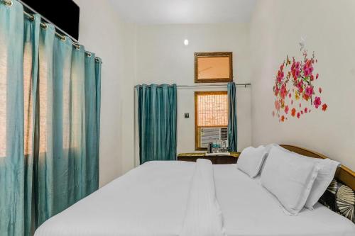 una camera con un letto bianco e una finestra di Hotel K V PALACE a Varanasi