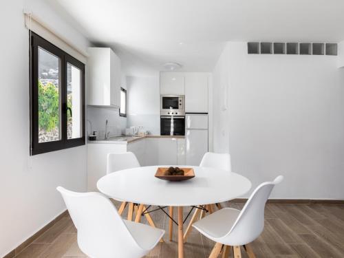 un comedor blanco con una mesa blanca y sillas blancas en Anaga Ocean Views (A): Mountain and Beach Retreat, en Santa Cruz de Tenerife