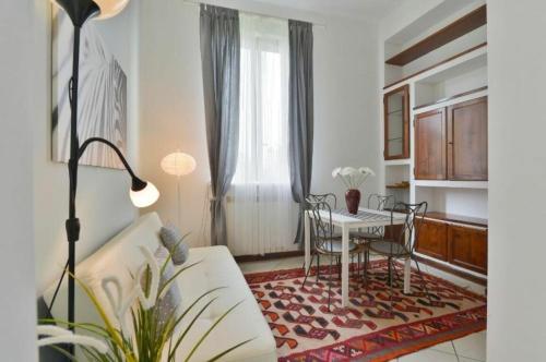 uma sala de estar com um sofá e uma mesa em Argelati em Milão