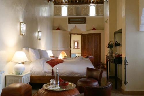 Giường trong phòng chung tại Riad Omara al Kasbah