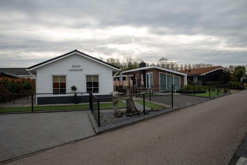 a small white building on the side of a street at Nooit gedacht in Sint Annaland
