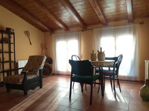 a dining room with a table and chairs at Casa Costeta in Cinctorres