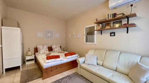 salon z kanapą i stołem w obiekcie Naposdombi Apartmanok w mieście Orfű