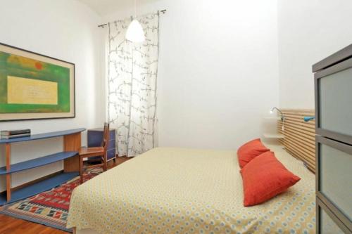 1 dormitorio con 1 cama con almohada roja en Tirso en Roma