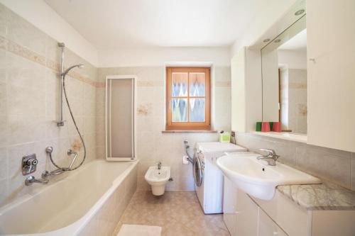 Ένα μπάνιο στο Hoferhof Apartement Bergspitze